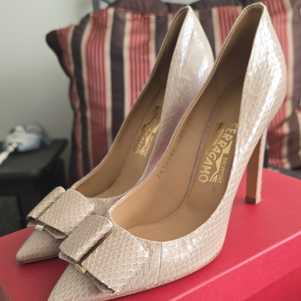 Salvatore Ferragamo Textured Beige Heels - Picture 4 of 7